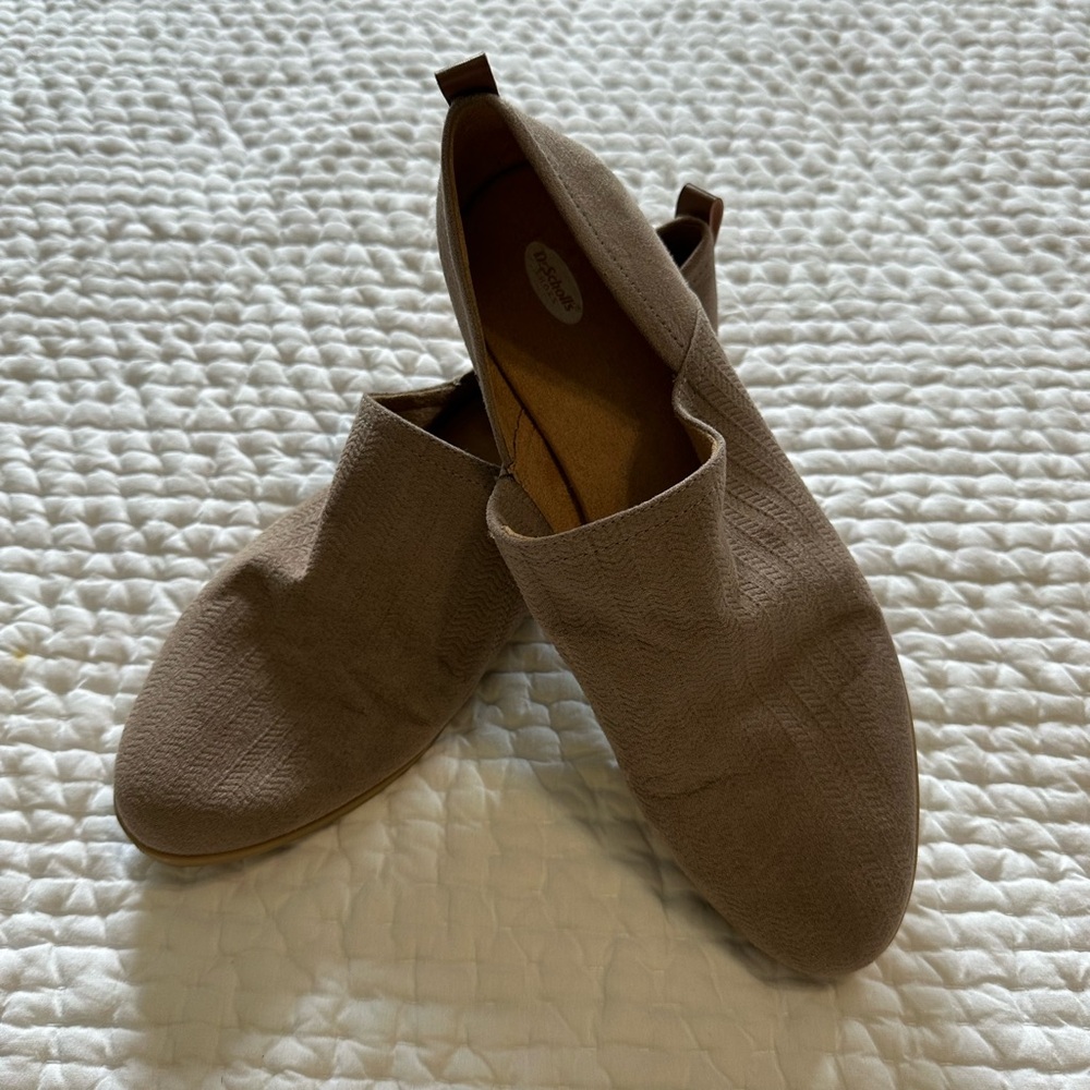Women’s Dr Scholls Suede Tan loafers Size 9 Great condition
